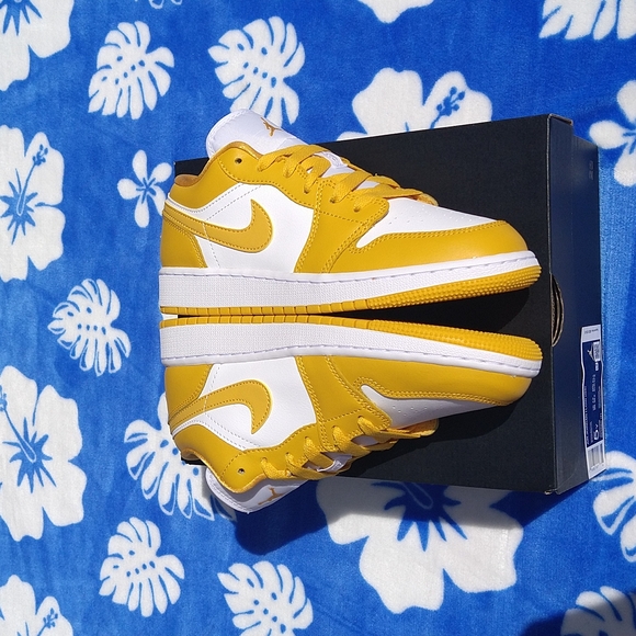 Jordan 1 Low Big Kids 5Y Women's 6.5 (defect) - Picture 3 of 12